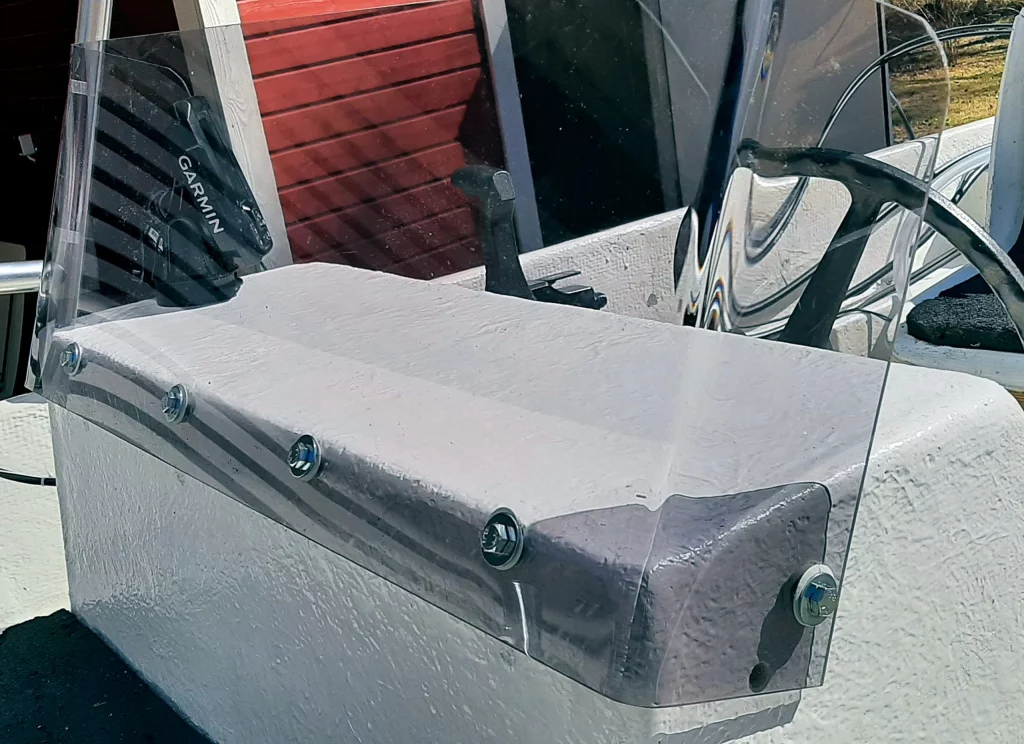 Bootsfenster, Windschutzscheibe eines Konsolenboots