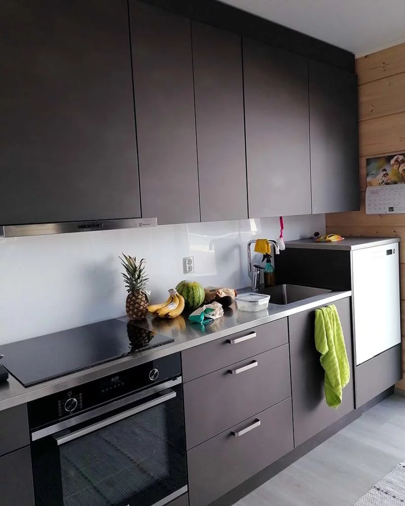 Weiße Küchenrückwand und schwarze Schränke