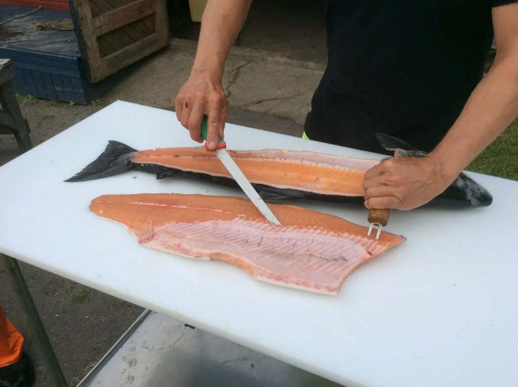 PE 500 Polyethylen Schneidebrett beim Filetieren von Fisch