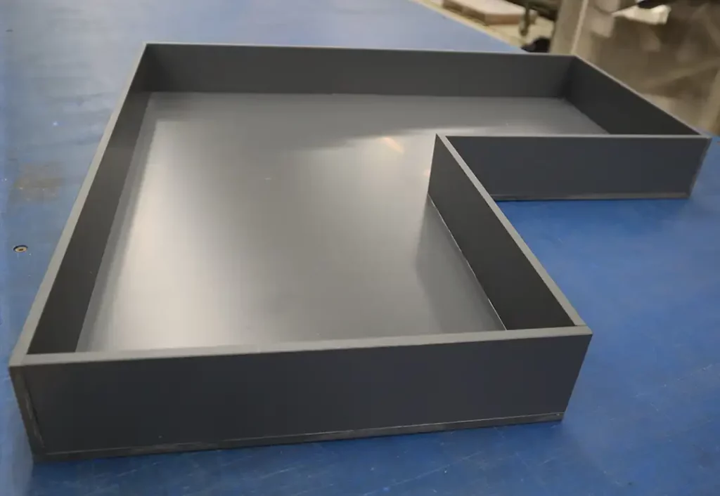Zusammenbau und Nachbearbeitung: Ein aus PVC hergestellter und verleimter Auffangbehälter für Batteriesäuren