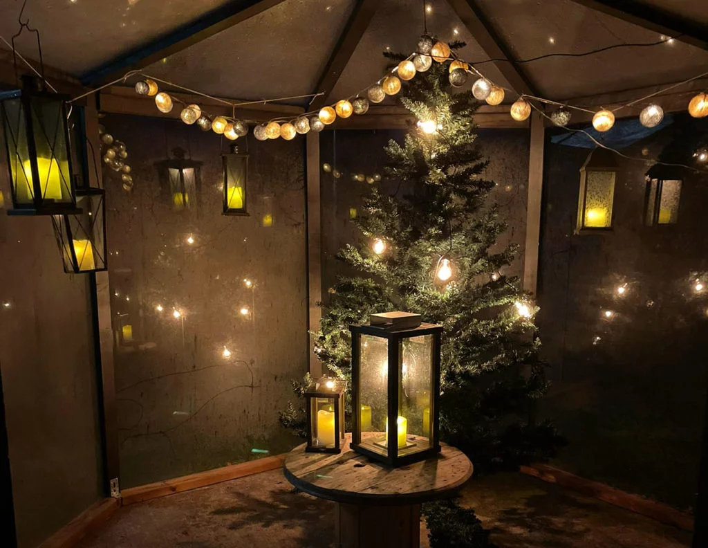 Gewächshaus mit Weihnachtsschmuck