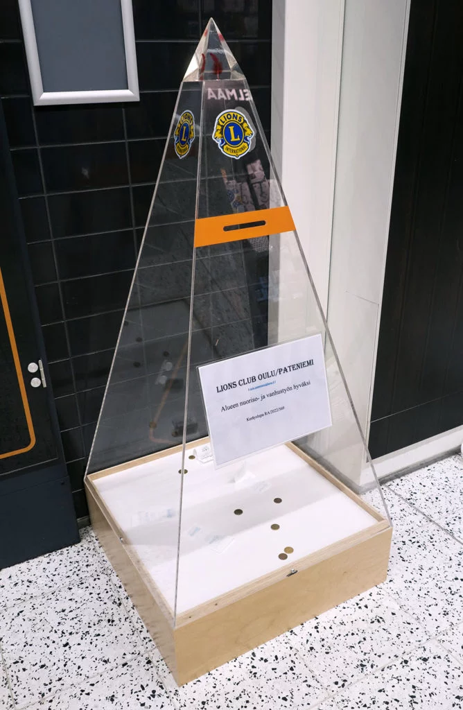Pyramidenförmige Spendenbehälter aus Acryl