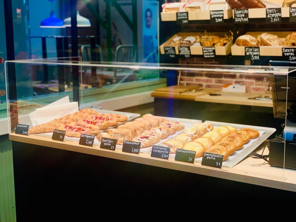 Shop-Präsentationen mit Spuckschutz Vitrine